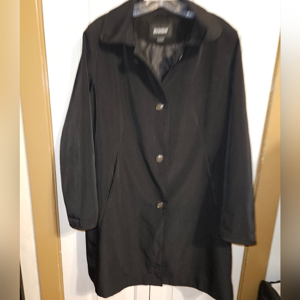 Avenue ladies rain/trench coat.